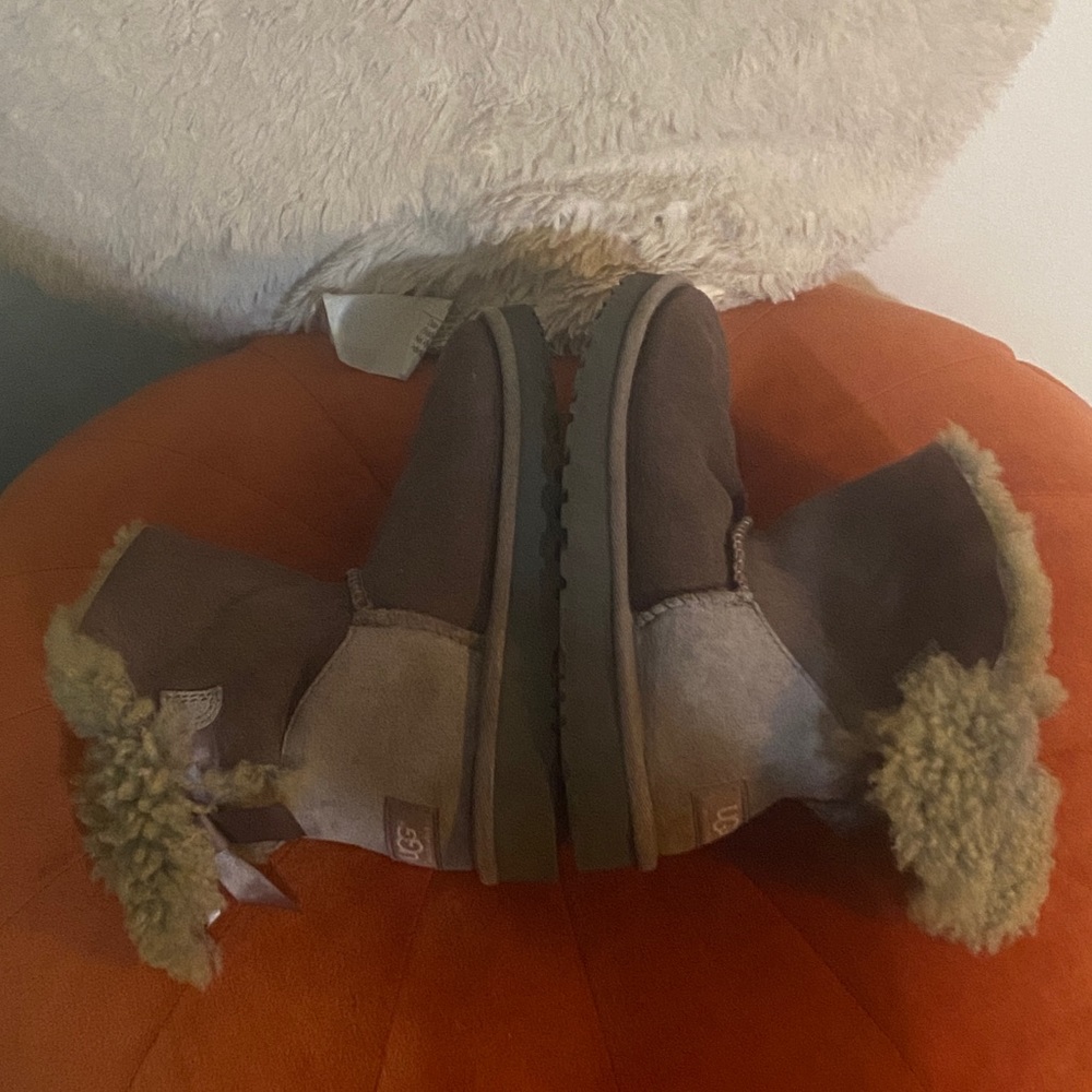 UGG Mini Bailey Bow two tone grey and brown, small flaw on right boot - Picture 7 of 13